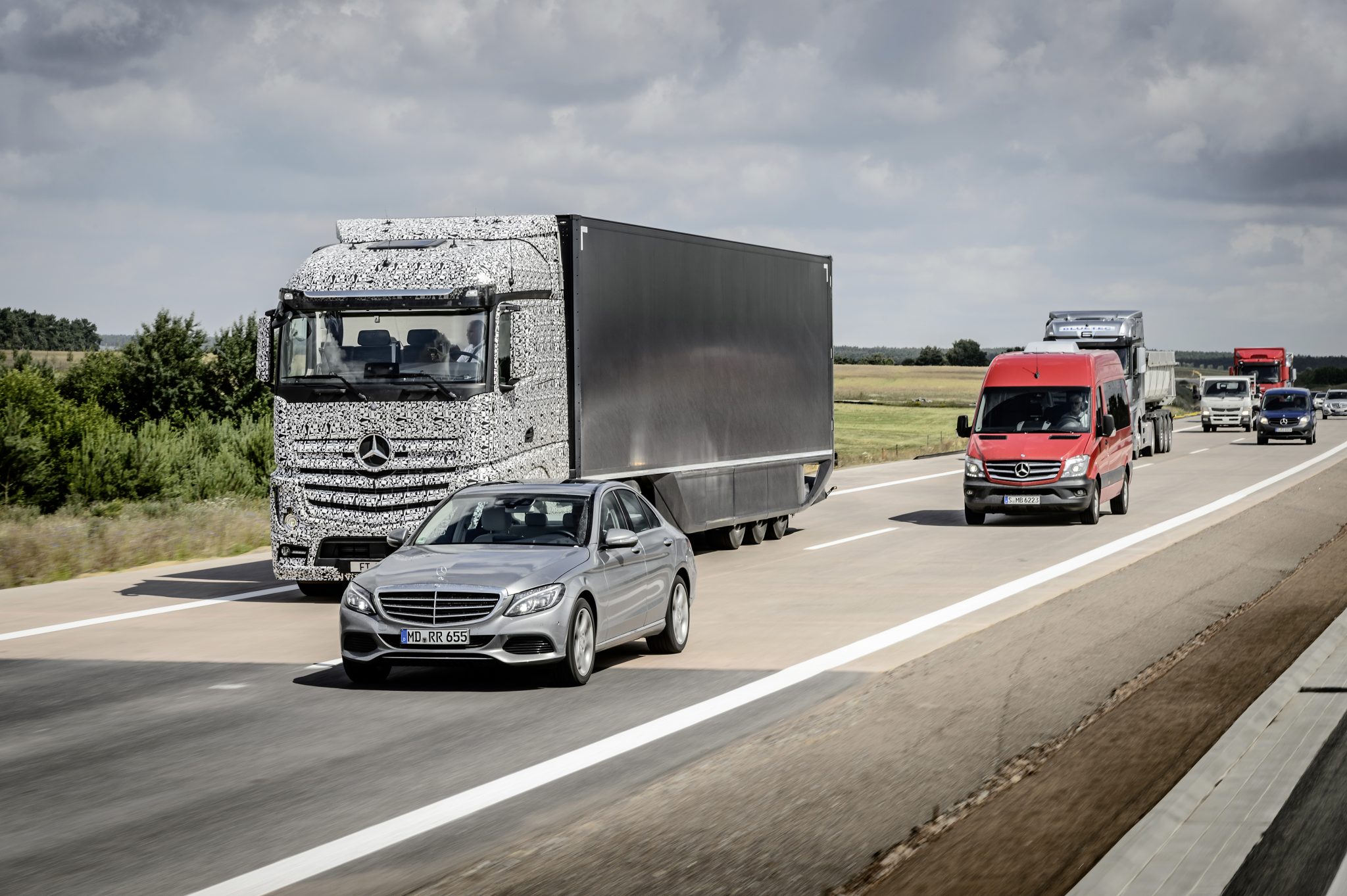 Mercedes’ Future Truck 2025 Previews SelfDriving Future of Hauling