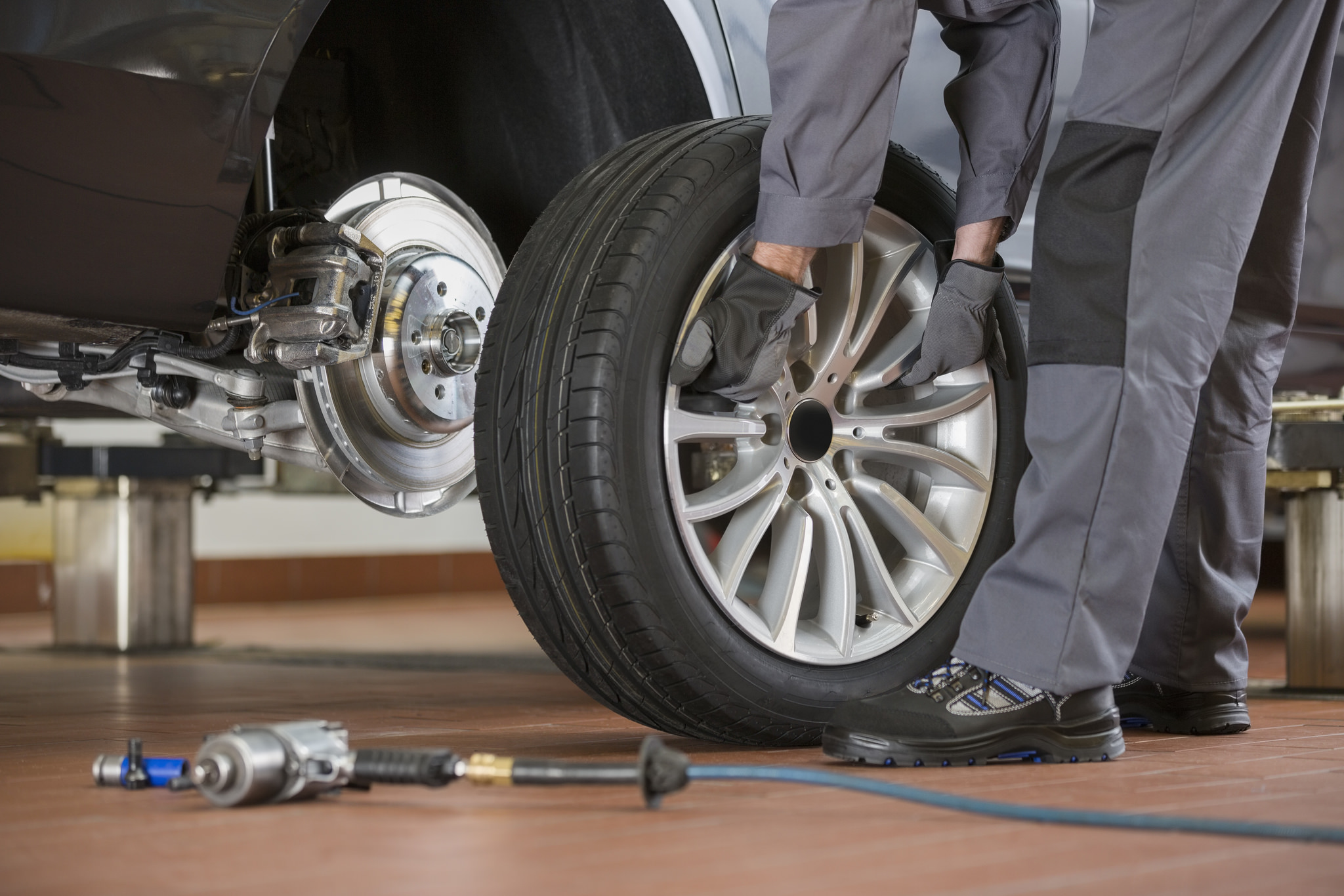 Tire Repair Vs Replace Repairer Ban Mechanics Wechselt Autoreifen