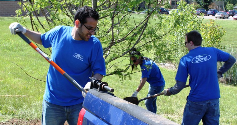 Ford Volunteers Pitch in on World Environment Day