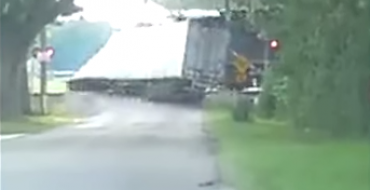 [VIDEO] Train Hits a Watermelon Truck, Spectators Are Worst Heroes Ever