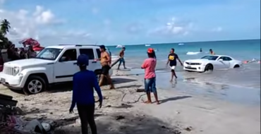 Jeep Liberty Attempts to Rescue Beached Camaro [VIDEO]