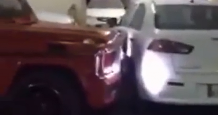 [VIDEO] Double-Parking Mitsubishi Lancer Gets Pushed By G63 AMG