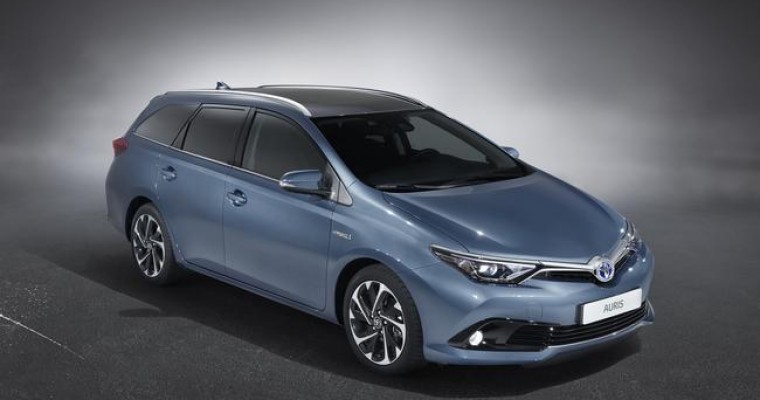 [PHOTOS] Refreshed 2015 Toyota Auris Steals the Spotlight in Geneva