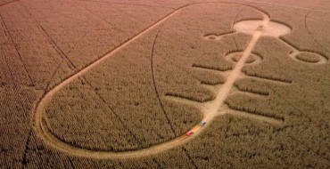 [VIDEO] Ford Brazil Uses UFOs and Crop Circles to Sell Fiesta