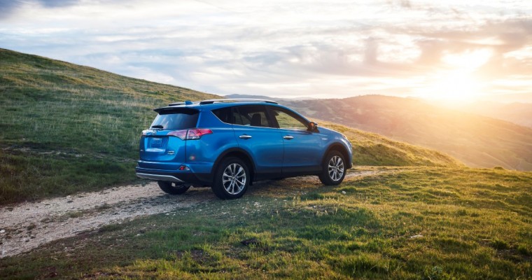 [PHOTOS] Toyota Adds Eighth Hybrid to Lineup in 2016 RAV4