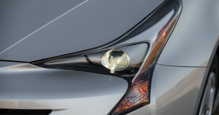 Toyota Prius v is the Only Car with Good Headlights, IIHS Finds