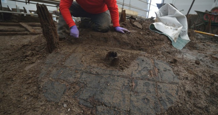 Archaeologists Uncover Earliest Complete Bronze Age Wheel in England