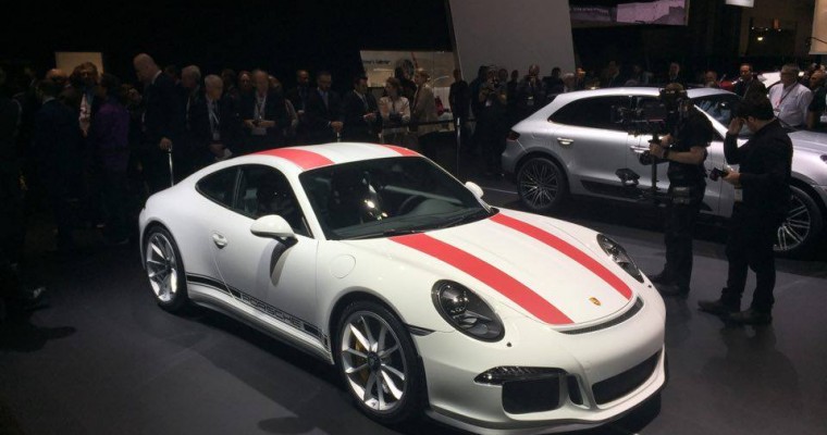 [PHOTOS] New Porsche 911 R Delights the Crowd at the New York Auto Show