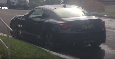 [VIDEO] Australian Magpie Attacks Toyota 86