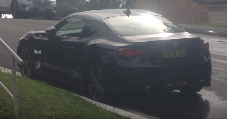 [VIDEO] Australian Magpie Attacks Toyota 86