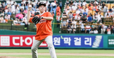 GM Korea President Kim Throws Out First Pitch at Hanwha Eagles Game