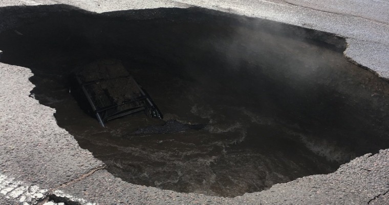 Colorado Woman Narrowly Escapes Her Vehicle Before It Collapses Into a Sinkhole