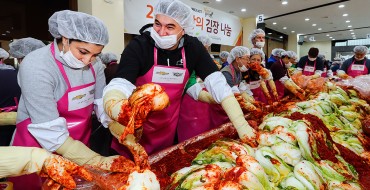 GM Korea CEO Helps Make Kimchi as Part of “Kimchi of Love” Event