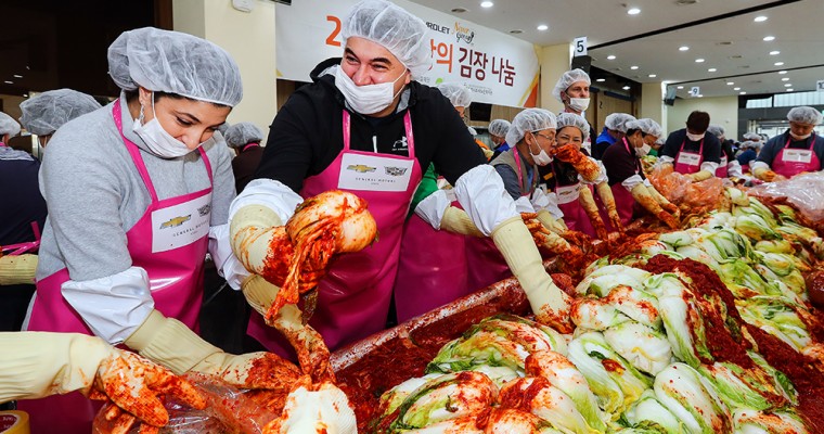 GM Korea CEO Helps Make Kimchi as Part of “Kimchi of Love” Event