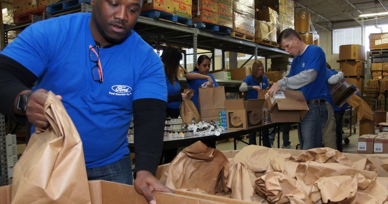 Ford, DAAA Team Up for Holiday Meals on Wheels Thanksgiving