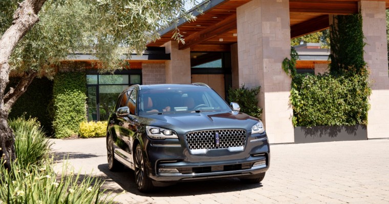 Lincoln Aviator Shows off in Toronto in New Video