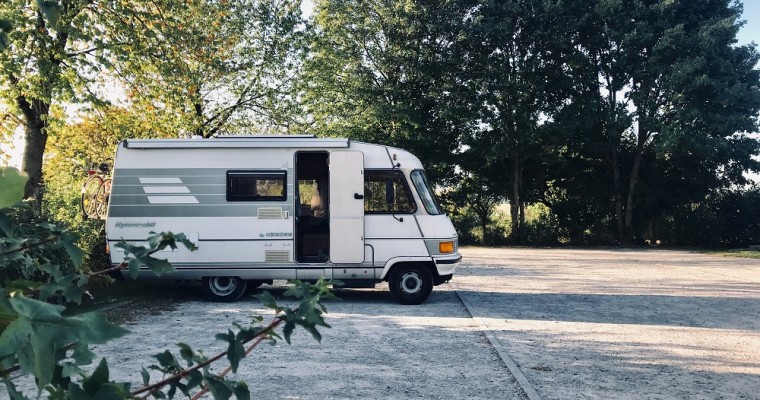 Should You Buy a Travel Trailer or Motorhome?