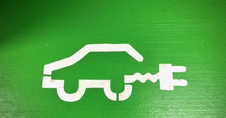 EV Tax Credit Bill Faces Opposition from Tesla, Toyota, and Republicans