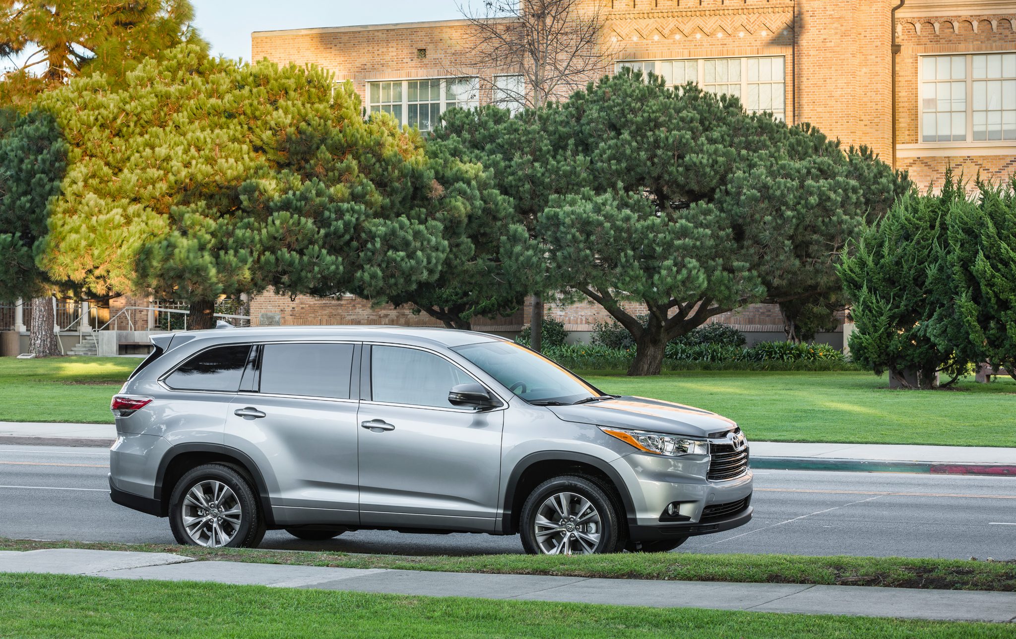 Тойота хайлендер в москве. Toyota Highlander 2014. Тойота хайлендер 2014. Тойота хайлендер 2016. Тойота хайлендер 2017.