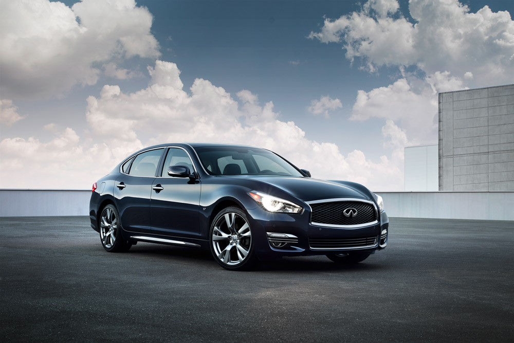 2015 Infiniti Q70 and QX80 at NYIAS