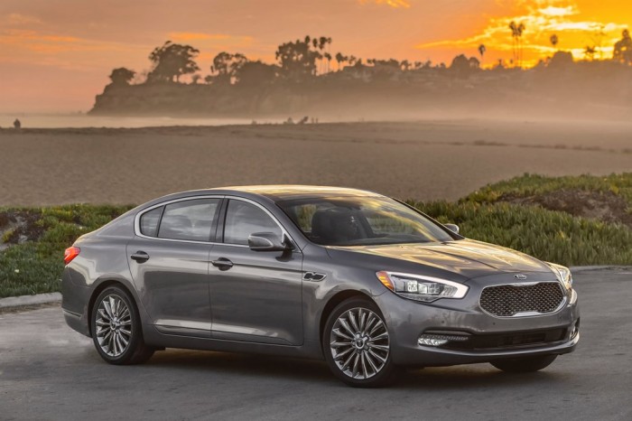 2015 Kia K900 price lowered by new trim