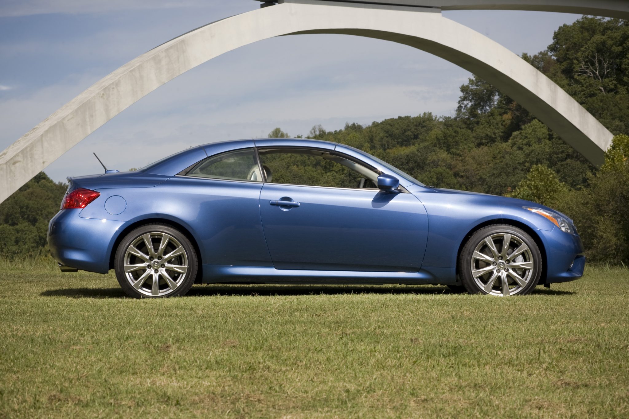 2013 Infiniti G37 Convertible Overview