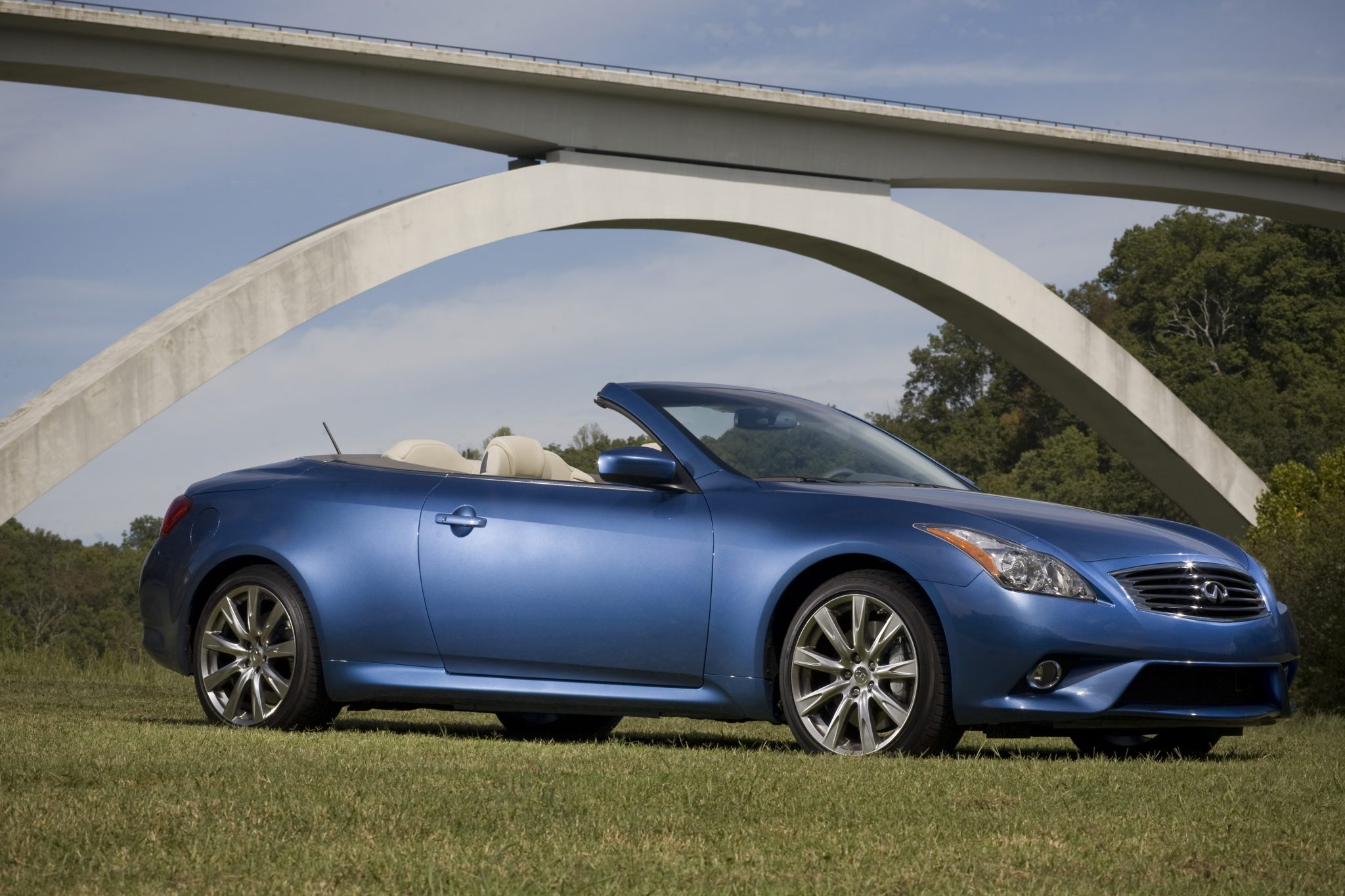 2013 Infiniti G37 Convertible Overview