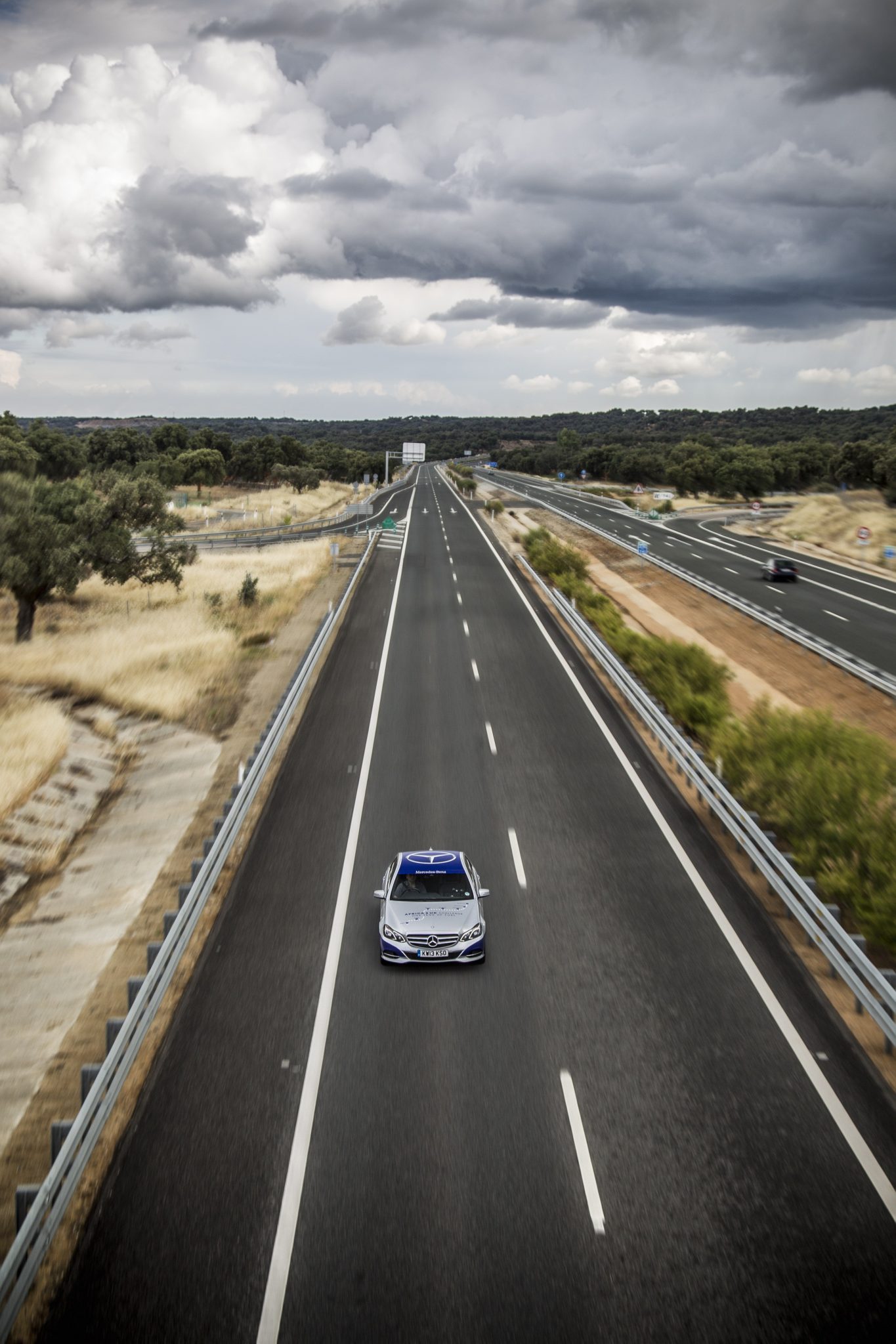 Mercedes Benz E 300 Bluetec Hybrid Drives 1 223 Miles On One Tank The News Wheel