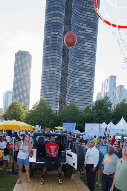 Basketball fans take on Kyrie Irving in the Open Air Challenge (in Chicago).