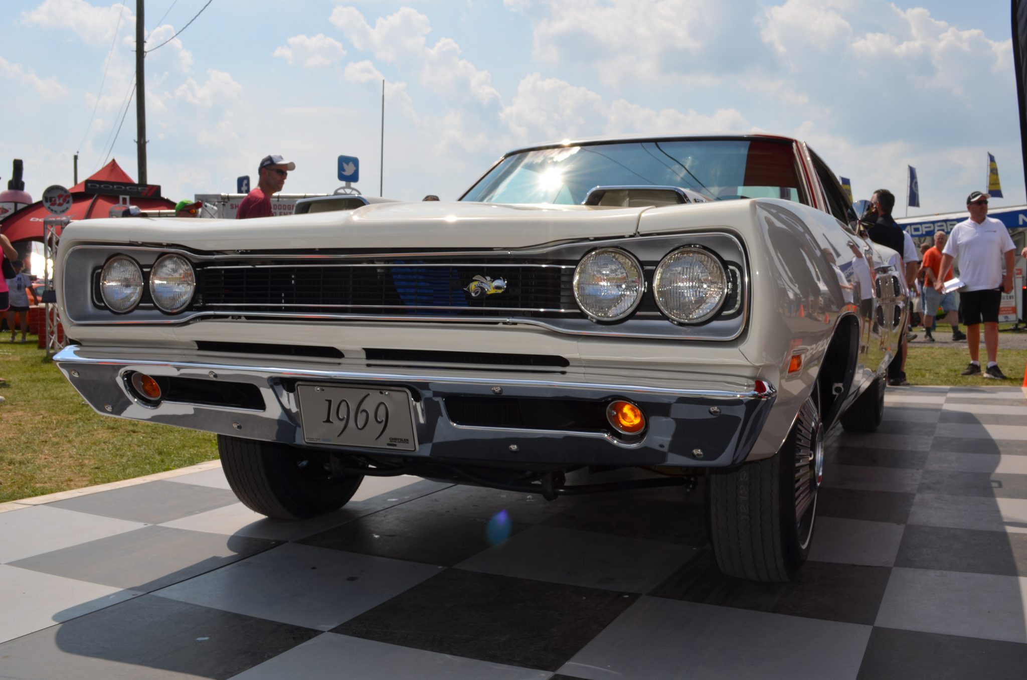 Top Eliminator HEMI Heritage winner Ron Dezsi's 1969 Dodge Super Bee