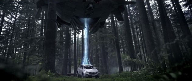 Hyundai Santa Fe outruns aliens Commercial 3