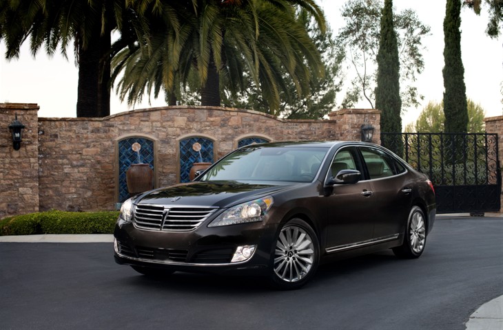 2015-Hyundai-Equus-Black-exterior-palm-trees