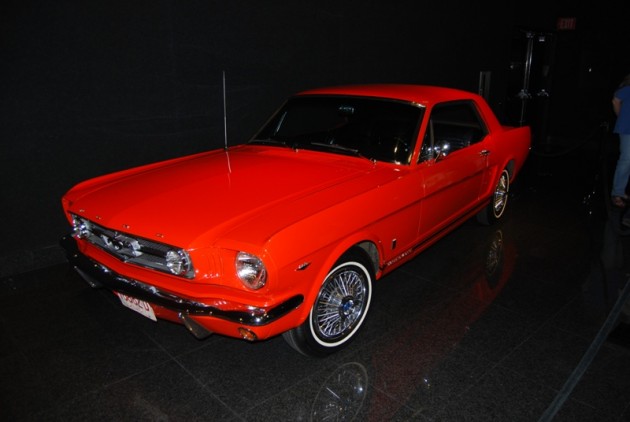 Ford 1964 1/2 Mustang orange red exterior