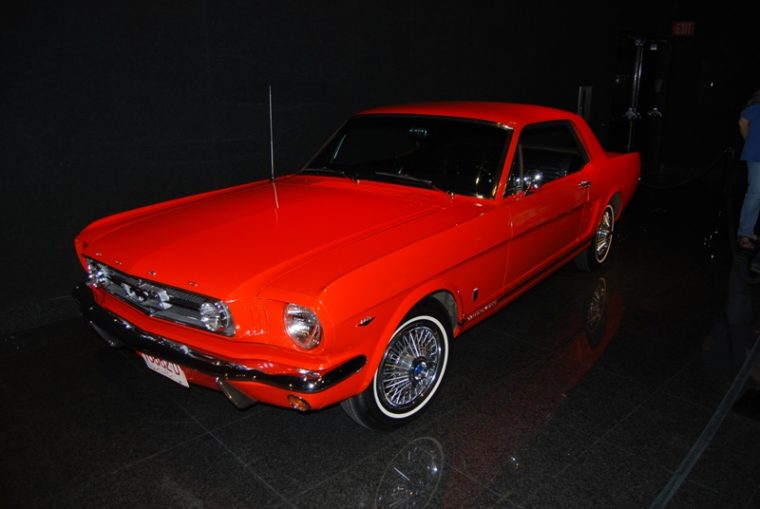 Ford 1964 1/2 Mustang orange red exterior