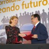 Aragón President Luisa Ferbabda Rudí and General Director of General Motors España Antonio J. Cobo