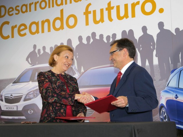 Aragón President Luisa Ferbabda Rudí and General Director of General Motors España Antonio J. Cobo 