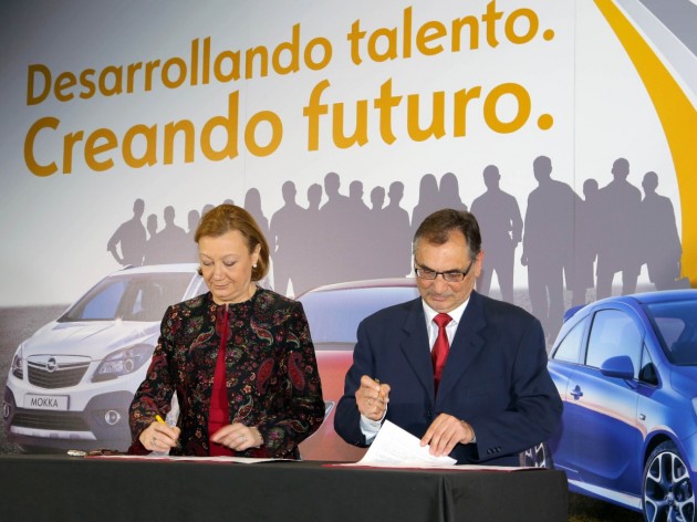 Aragón President Luisa Ferbabda Rudí and General Director of General Motors España Antonio J. Cobo 