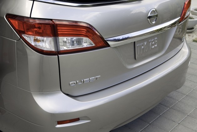 2015 Nissan Quest exterior