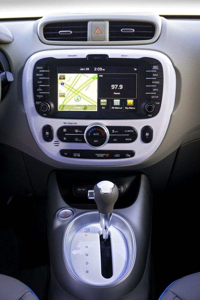 2016 Kia Soul EV center console