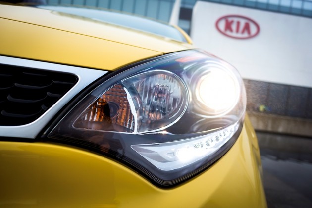 2016 Kia Rio 5-Door headlight design