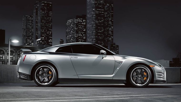 2016 Nissan GT-R side