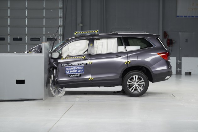 The 2016 Pilot undergoes the small overlap frontal crash test