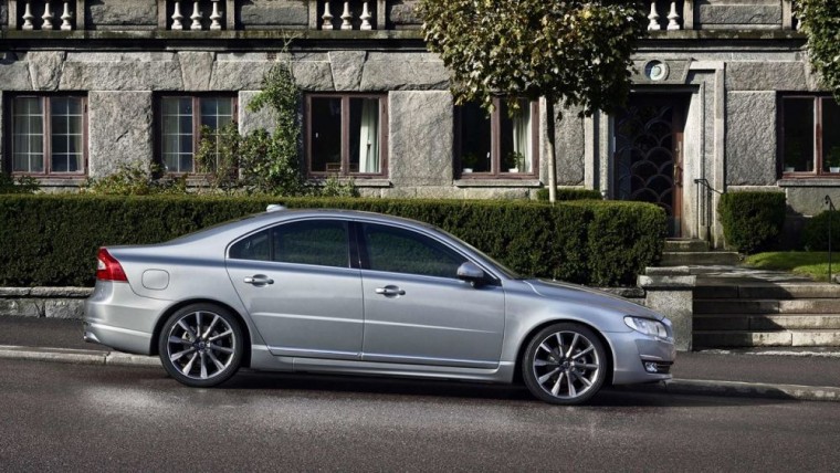 The 2016 Volvo S80 will feature fuel economy of 25 mpg in the city and 37 mpg on the highway