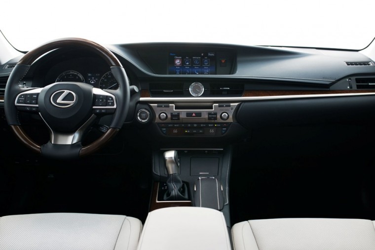 2016 Lexus ES interior driver view