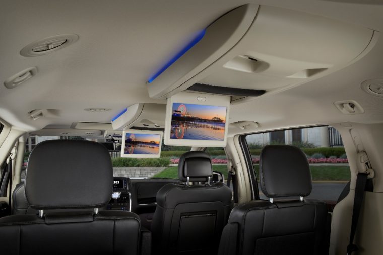 2016 Chrysler Town & Country Outlets Entertainment