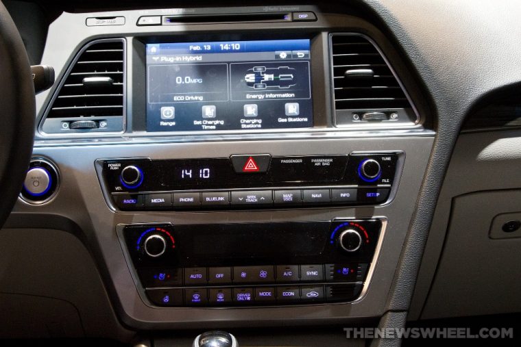 The 2016 Hyundai Sonata Hybrid comes with a 5-inch color touchscreen