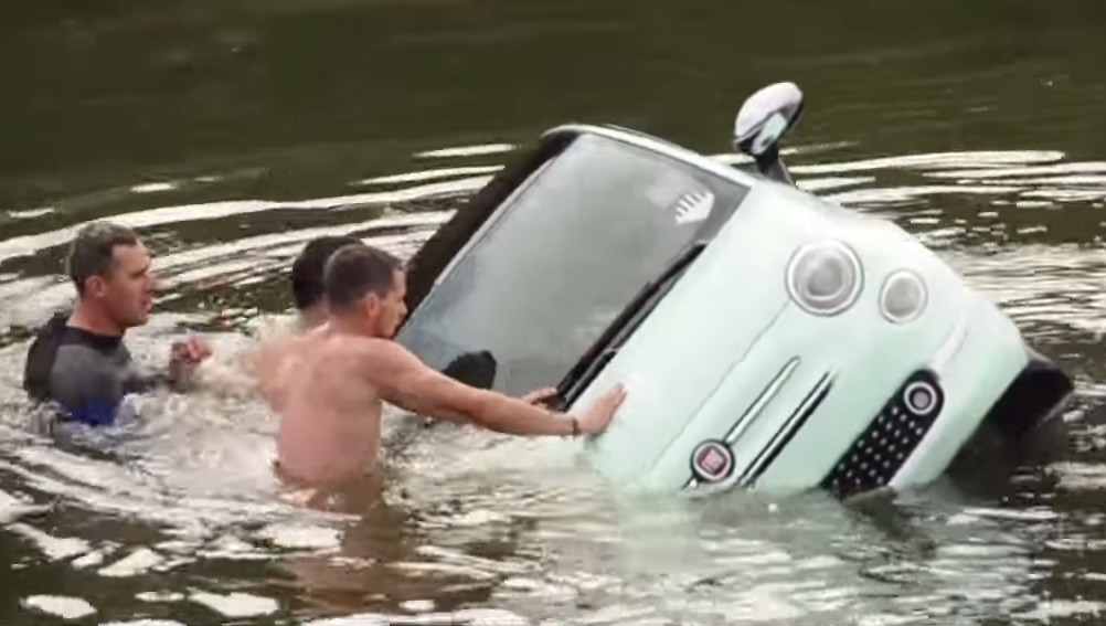 [VIDEO] Facelifted Fiat 500 Boat Nearly Drowns In Lithuanian River