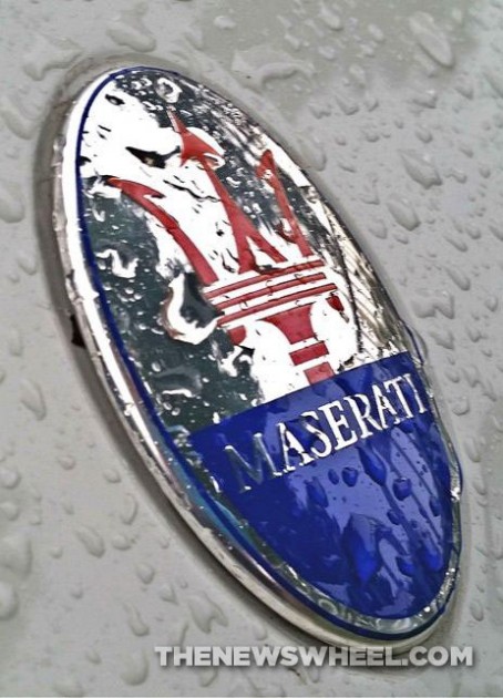 Maserati rode blauwe badge horizontaal