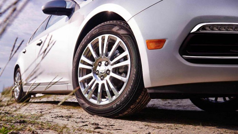 The 2016 Chevrolet Cruze Limited comes with 16-inch wheels with Silver-painted wheel covers