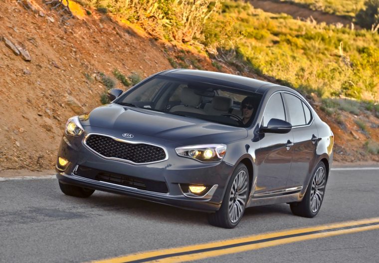 2016 Kia Cadenza Driving